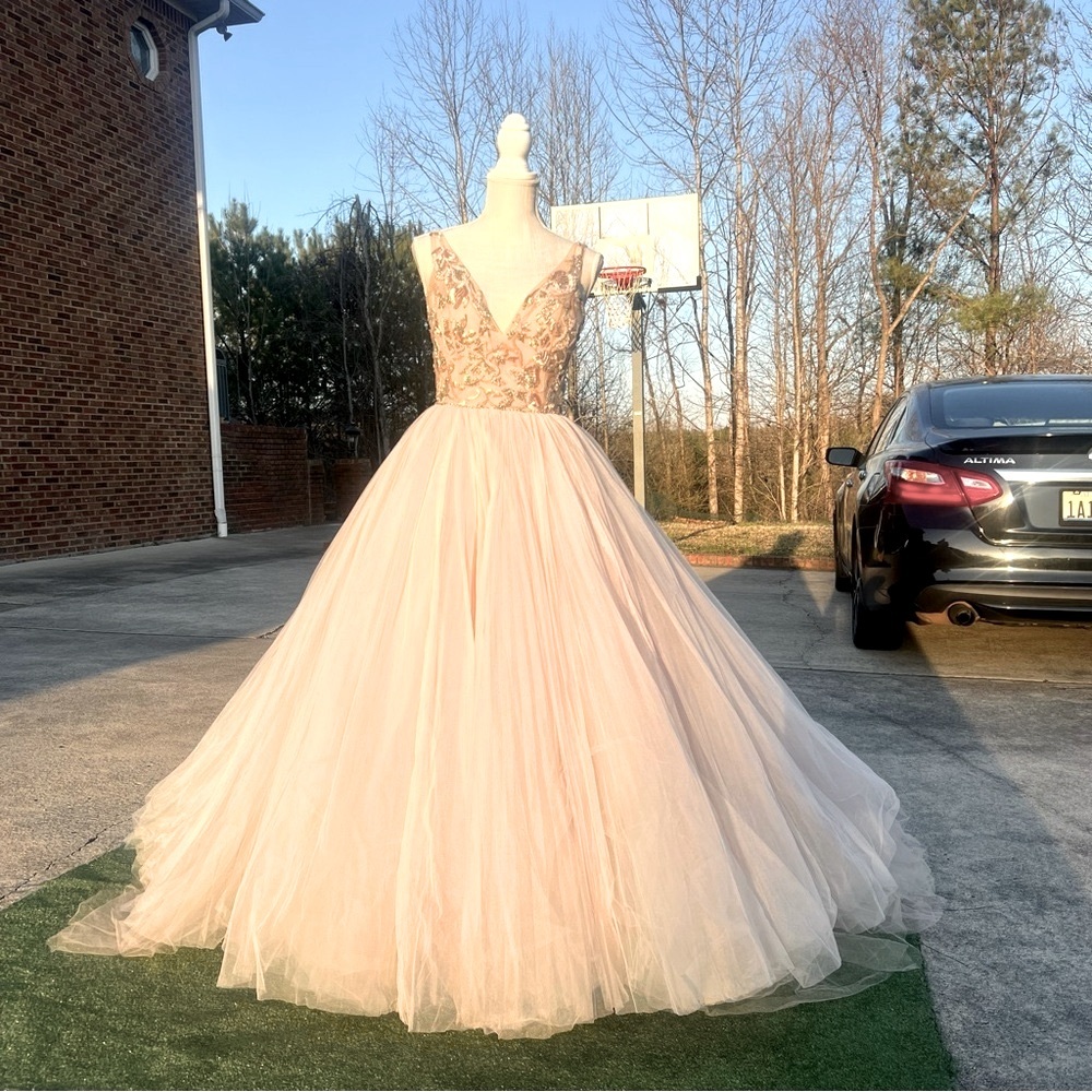 Elegant Wedding, Prom or Pageant dress. - Picture 4 of 9